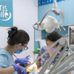Importanța vizitelor regulate la dentist pentru întreținerea implanturilor dentare