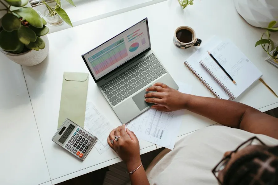 Photo young adult budget planning